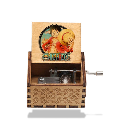 Boîte à musique en bois sculptée avec un personnage de One Piece et le mécanisme de manivelle apparent.