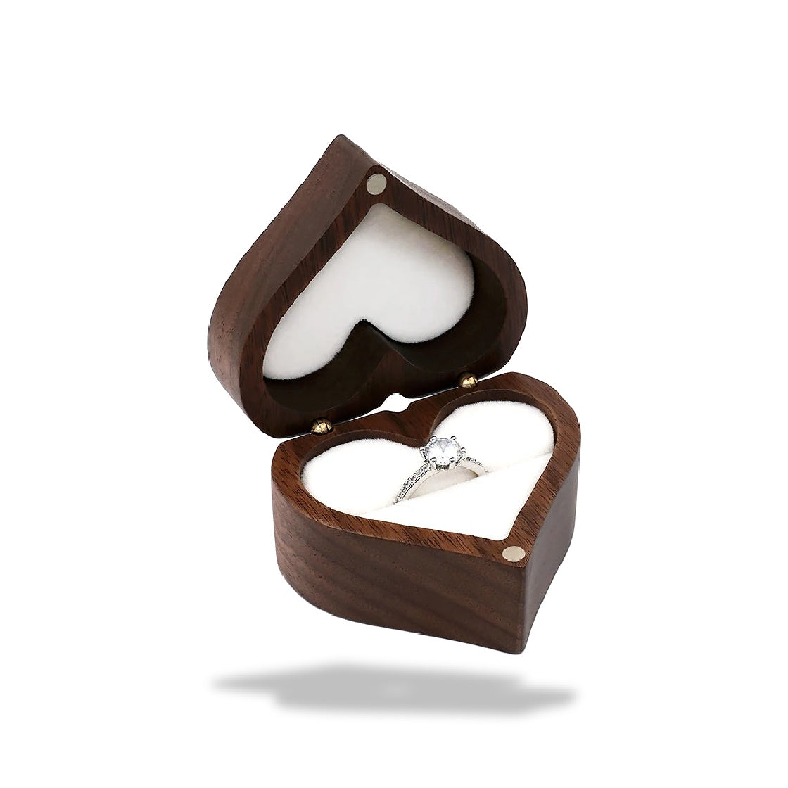 Boîte à bijoux en forme de cœur, en bois de noyer, ouverte avec un anneau d'argent brillant à l'intérieur