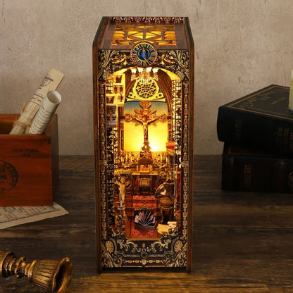 Kit serre-livres avec lumières LED. Représentation miniature d'un temple avec une croix et un autel.