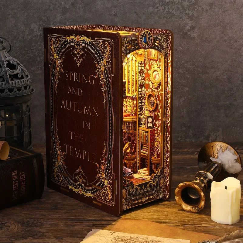 Serre-livres en bois avec lumières LED, motif de temple miniaturisé, détails dorés et texte 'SPRING AND AUTUMN IN THE TEMPLE'