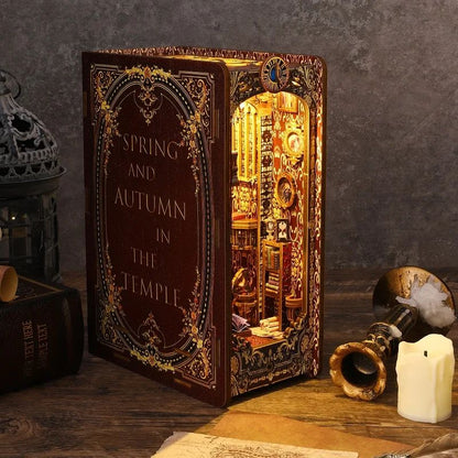 Serre-livres en bois avec lumières LED, motif de temple miniaturisé, détails dorés et texte 'SPRING AND AUTUMN IN THE TEMPLE'