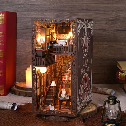 Kit de serre-livres en bois avec miniatures d'intérieur de maison victorienne éclairée par des lumières LED.