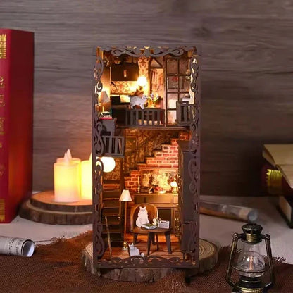 Kit de serre-livres miniature Maison Victorienne éclairée, en bois, métal, tissu, papier et plastique.