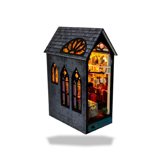 Kit serre-livres miniature restaurant en bois avec lumières LED, un toit gris foncé et fenêtres gothiques.