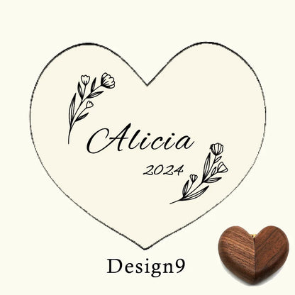 Boîte à bague en bois de noyer en forme de cœur, gravée du prénom "Alicia" et de l'année "2024", avec des motifs floraux.