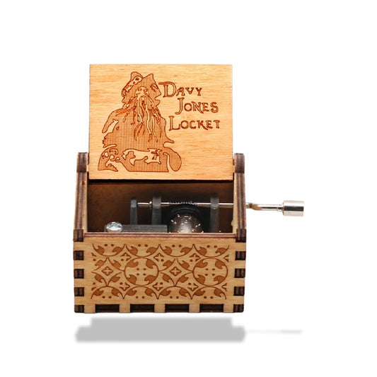 Boîte à musique en bois clair avec couvercle ouvert, gravée d'une illustration de pirate et du texte "Davy Jones Locket". Man