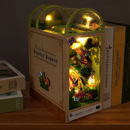 Serre-livres en bois Book Nook avec lumières LED. Il représente une forêt miniature et une maison de Hobbit.