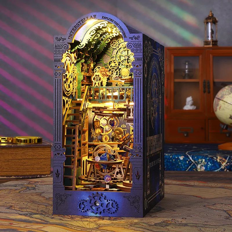 Serre-livres interstellaire en bois avec lumières LED. Il représente un observatoire détaillé, avec une sphère armillaire et