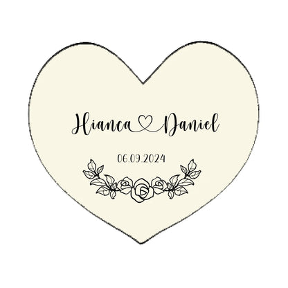 Boîte à bague en bois de noyer en forme de cœur, gravée avec les noms "Hianca & Daniel" et la date "06.09.2024".