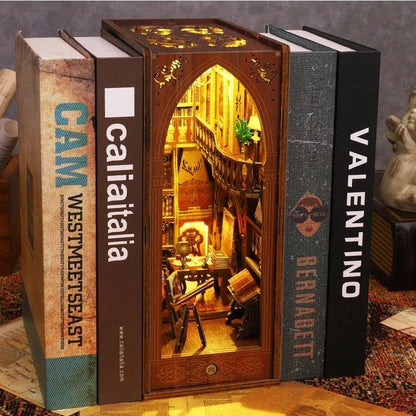 Serre-livres en bois Book Nook avec lumières LED. Il représente une pièce avec bureau et bibliothèque détaillée.