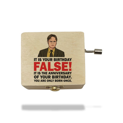 Boîte à musique en bois clair avec une illustration de Dwight Schrute et une inscription sur l'anniversaire. Une manivelle en