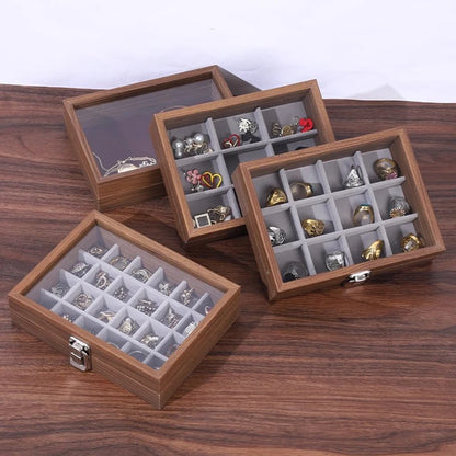 Trois boîtes à bijoux en bois de noyer marron, deux ouvertes et remplies de bijoux et une fermée.