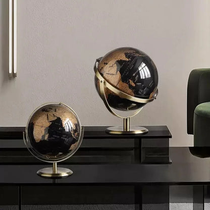 Deux globes terrestres de bureau en plastique, carte noire et dorée sur socle métallique. Un est plus grand et rotatif.