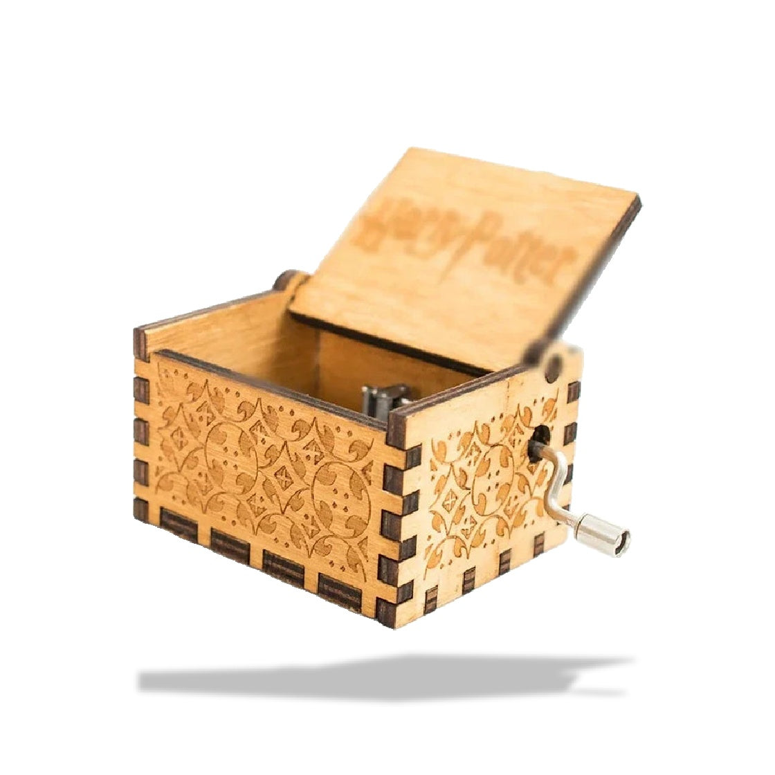 Boîte à musique rectangulaire en bois clair, ouverte sur le dessus, avec motifs gravés et manivelle en métal. Mesure 6,4 cm ×