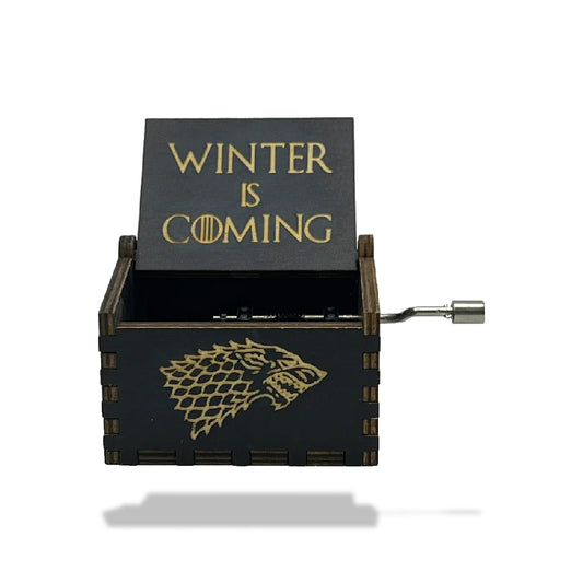 Boîte à musique en bois noir. Couvercle ouvert avec inscription dorée "WINTER IS COMING". Face latérale avec tête de loup gra