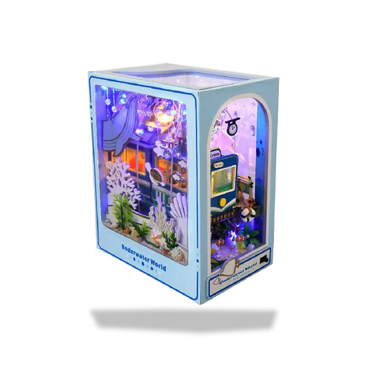 Serre-livres de type book nook, décoré d'une scène sous-marine avec un décor de récif corallien et des lumières LED bleues.