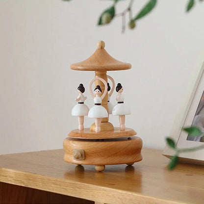 Boîte à musique en bois de hêtre naturel avec quatre danseuses miniatures en tutu blanc qui tournent.