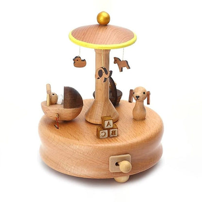 Boîte à musique carrousel enfant en bois de hêtre, avec figurines d'animaux, berceau et cubes ABC.