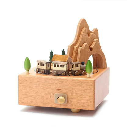 Boîte à musique en hêtre avec un train miniatures circulant près de montagnes sculptées et des arbres.