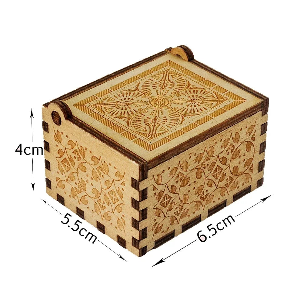 Boîte à musique rectangulaire en bois clair sculpté, motifs géométriques et floraux. Dimensions indiquées : 4x5.5x6.5cm.