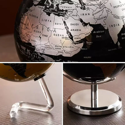 Globe terrestre décoratif avec carte grise sur fond noir, monté sur un support en métal argenté. Vue rapprochée.