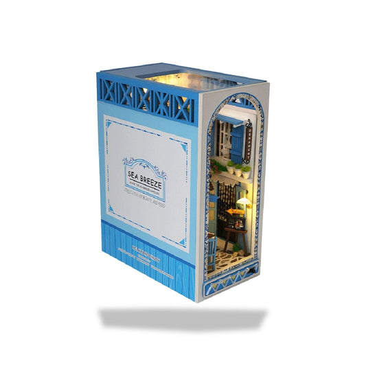 Kit de serre-livres miniature méditerranéen avec lumières LED. Il représente une façade de rue animée, avec fenêtre et enseig
