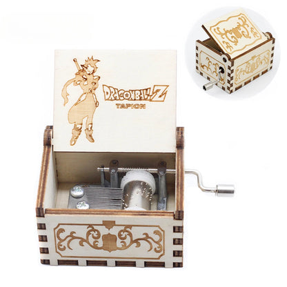 Boîte à musique en bois clair, ouverte sur le mécanisme, avec une illustration de Tapion et le logo Dragon Ball Z sur le couv