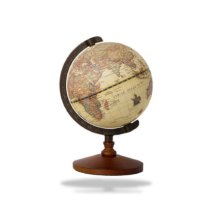 Globe terrestre décoratif d'aspect rétro avec carte ancienne, support métallique gradué et base en bois brun.