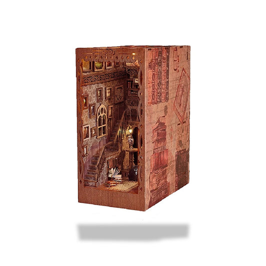 Kit serre-livres vintage avec un escalier, des étagères remplies de livres et une lanterne allumée.