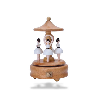 Boîte à musique en bois de hêtre, avec trois figurines de danseuses classiques en jupe blanche sur une base. La figurine cent