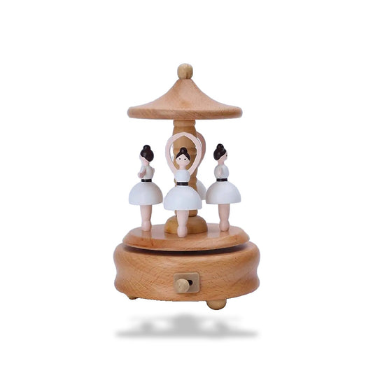 Boîte à musique en bois de hêtre, avec trois figurines de danseuses classiques en jupe blanche sur une base. La figurine cent