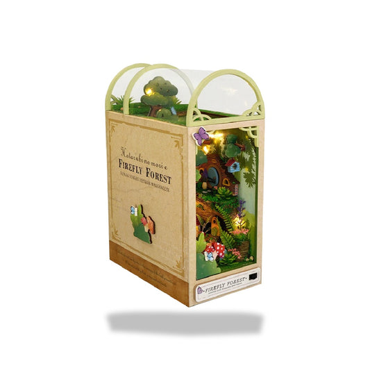 Kit serre-livres miniature en bois avec une scène de forêt lumineuse, incluant une maisonnette et des lucioles LED.